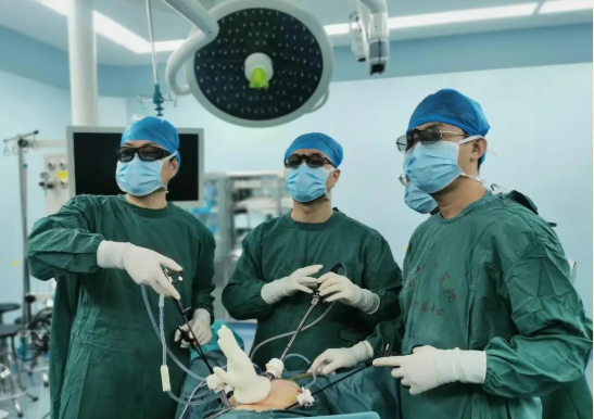 荒唐！便秘痛苦“巧用”筷子助阵 捅破直肠险象环生