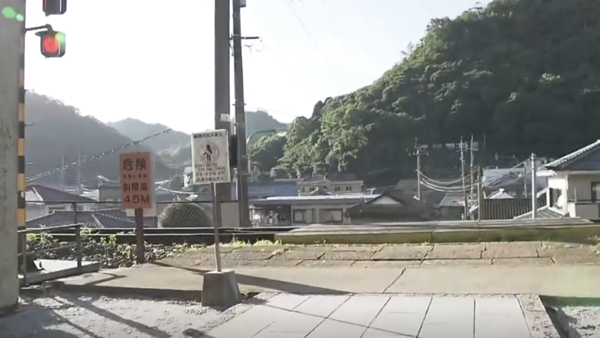 中国台湾女游客在日本一神社前打卡，误闯列车道口被撞身亡