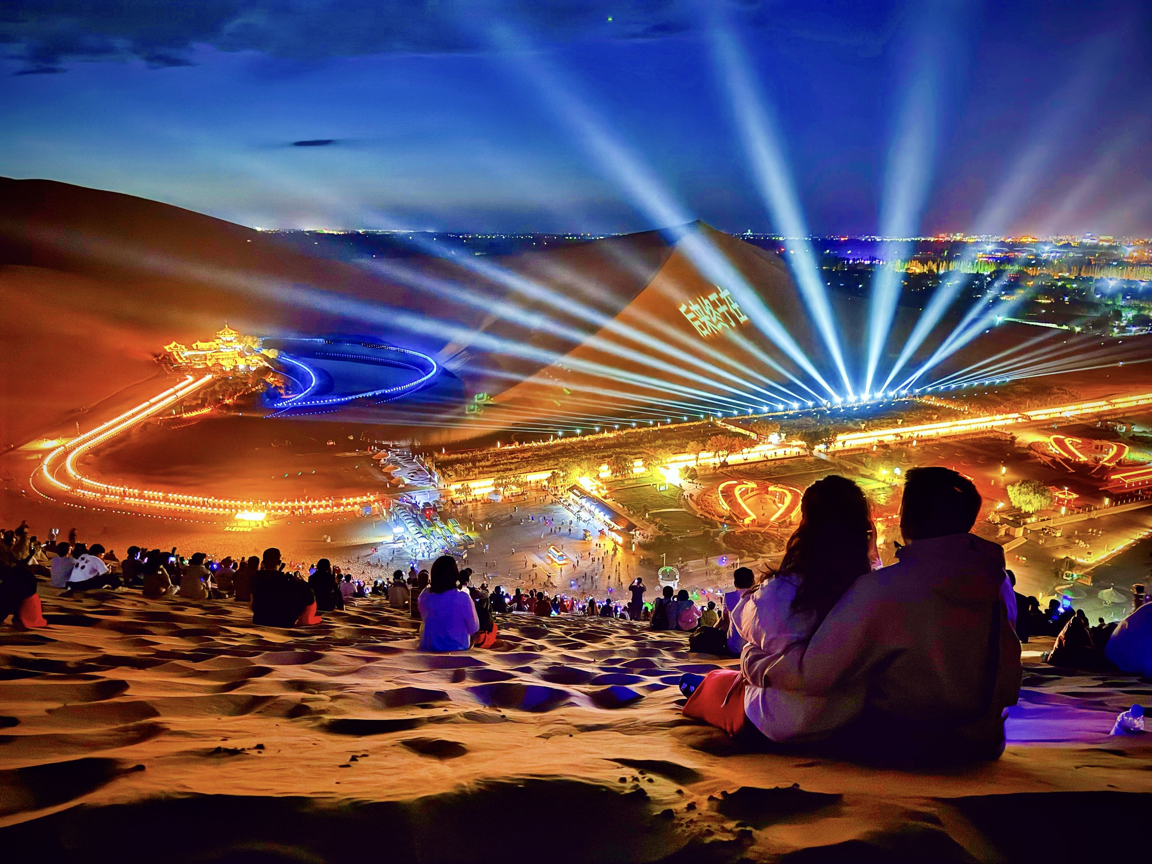 敦煌鸣沙山月牙泉景区内旅客观看文艺表演 谢伟 摄