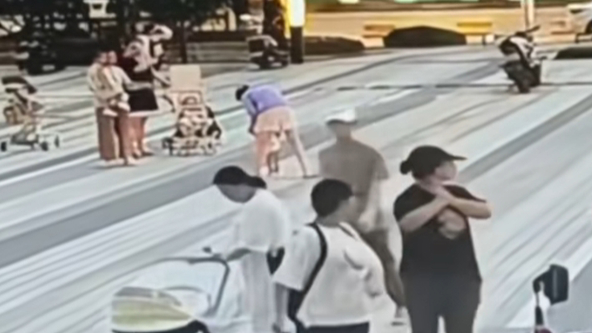 西安警方再通报“宝妈带娃遛弯遭多人打配合偷手机”：作案团伙全部被抓