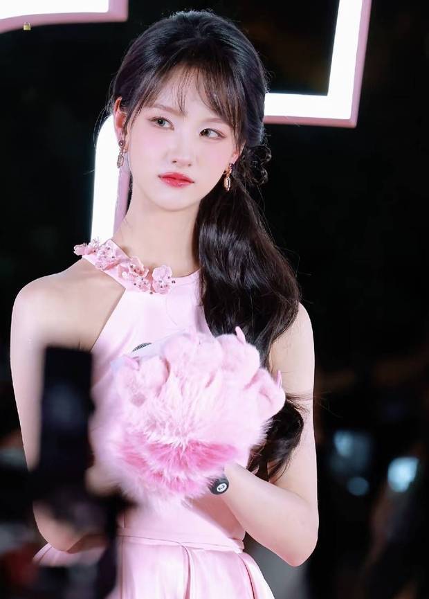 陈都灵表情灵动可爱。