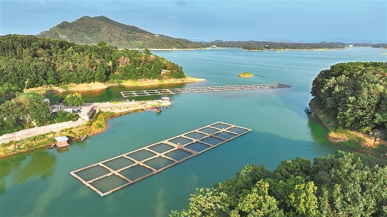 信陽南灣湖碧波蕩漾，一派湖光山色。記者 劉宏冰 攝