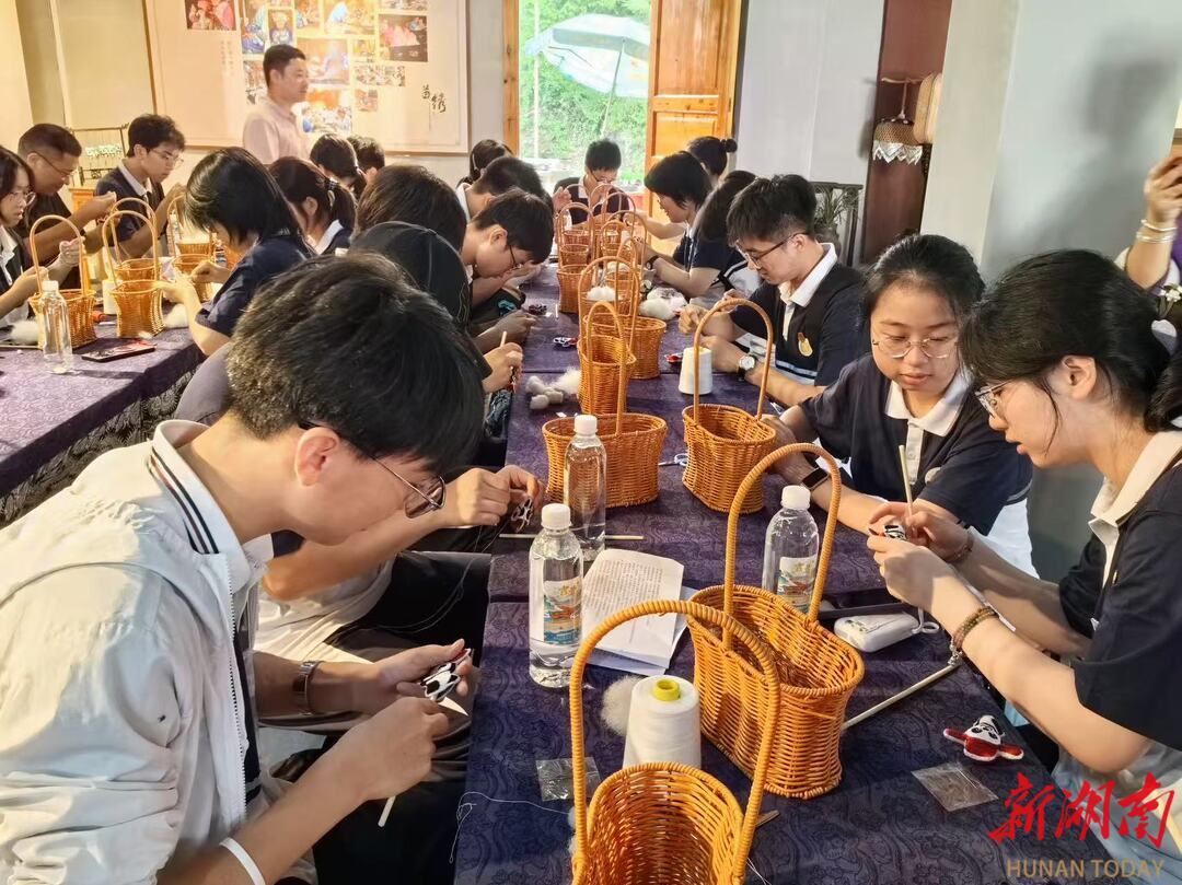 明德中学学生在十八洞村体验湘绣手工制作