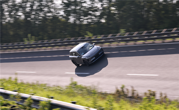 最亲民的鸿蒙智行来了!上汽集团总裁贾健旭带华为余承东试驾尚界H5