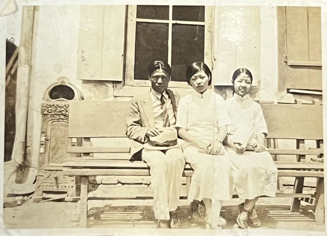 ▲左起为罗烽、白朗、白梅摄于1935年哈尔滨