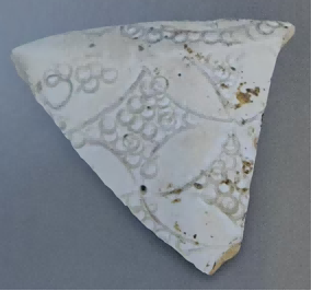 (图二十,宝丰清凉寺窑一期出土的白釉珍珠地梅瓶标本)