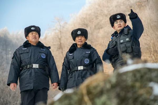 王铁映(右一)和同事一起巡逻。受访者供图