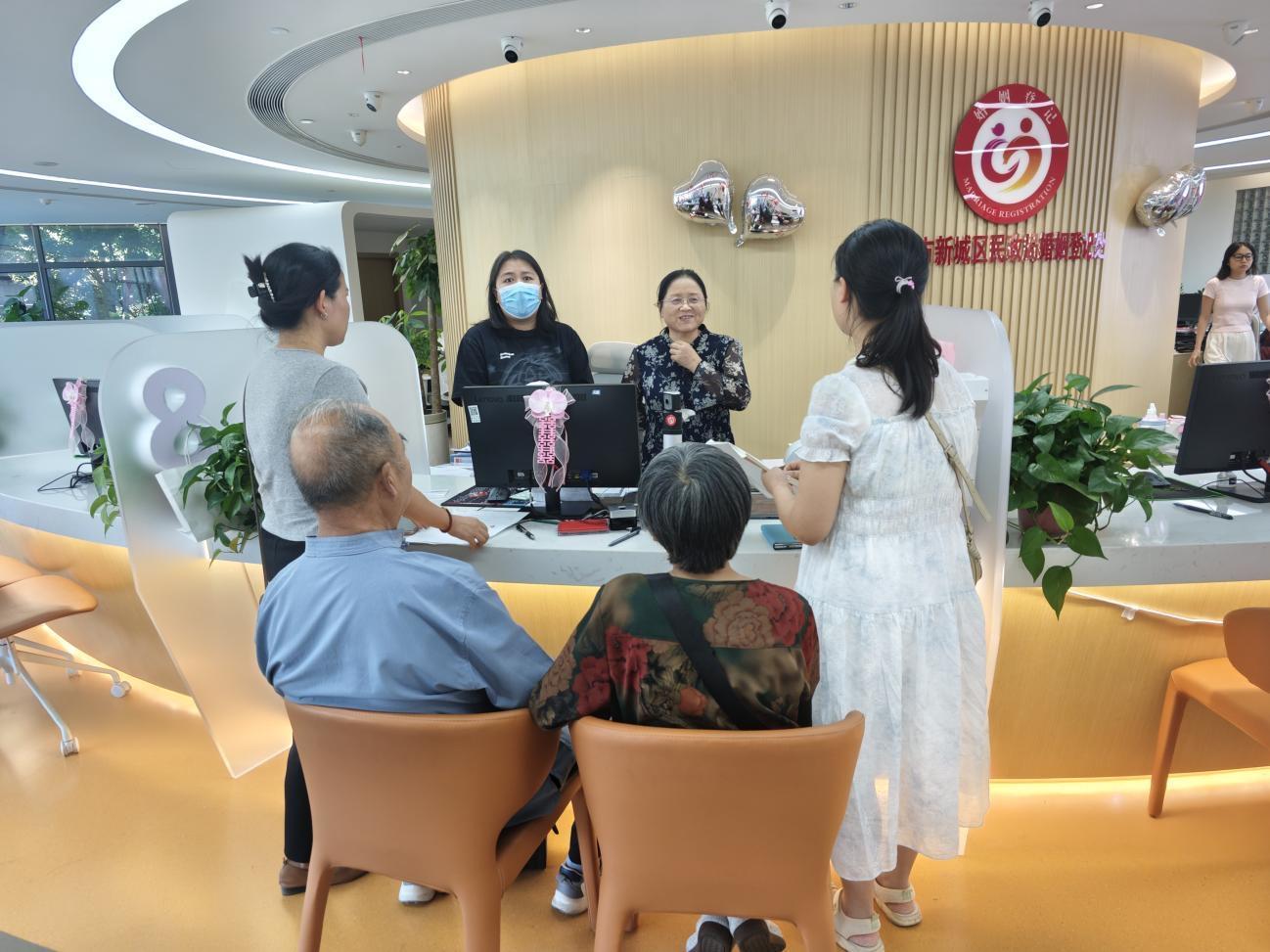 李师傅与老伴在新城区民政局领取结婚证