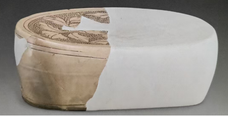 (图十,白釉珍珠地牡丹纹枕,北宋,鲁山杨南遗址出土,现藏平顶山博物馆)