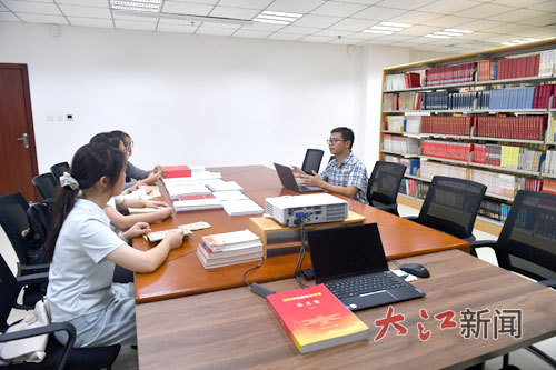吳啟琳和學(xué)生交談，為學(xué)生解惑