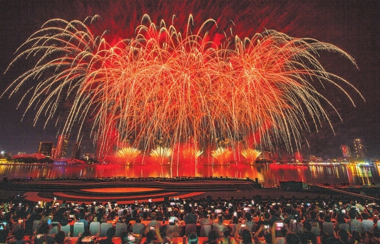 在越南岘港举行的第十三届国际烟花节总决赛中，江西洋沣现场燃放的精彩烟花。（上栗县融媒体中心供图）