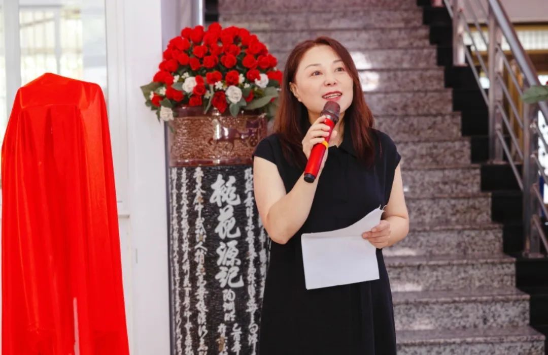 任祖伊母校金华职业技术大学农学院（原金华农校）党委书记王芳自驾车子特地从金华赶来参加开机仪式。她在致辞中说，任老虽已离我们而去，但他的精神永远照亮着农科人的道路。今天，我们拍摄这部纪录片，就是要通过镜头重现他跑鸡场、进猪舍的忙碌身影，记录他与农民促膝谈心的温暖瞬间，让更多人看到：真正的科研力量，藏在解决农民难题的实践里；真正的人生价值，写在服务群众的奉献中。作为母校，我们也将全力提供校史资料与校友回忆，助力讲好任老的故事。这部纪录片将成为我院思政教育的生动教材，引导青年学子以任老为榜样，让任老的精神在新时代绽放新的光芒。