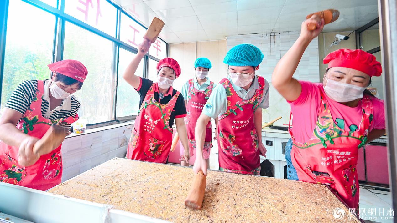 庞香（左二）带工人们挥棒趁热猛捶，蜂蜜裹着炸面条、核桃仁与花生一道抱团形成云屏蜜酥。