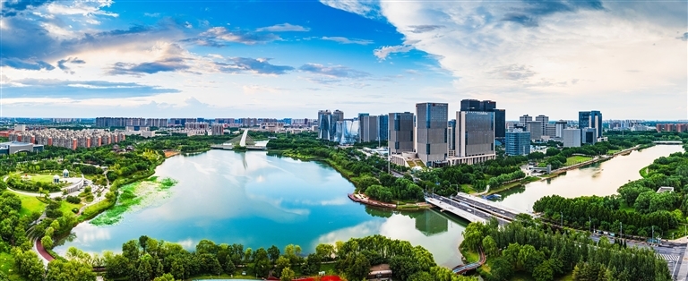 蓝天白云下，郑州龙子湖水清岸绿景美，勾勒出一幅人水和谐的美丽画卷（8月3日摄）。 杨其格 摄