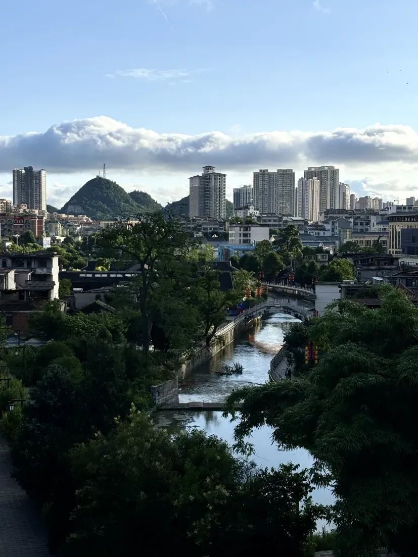 △从桥上俯瞰安顺古城,小桥流水之感尤为明显。(图/阿祯 摄)