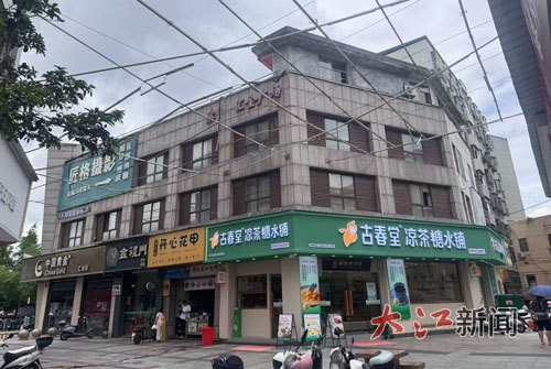 楼顶违建存在多年未处理惹质疑。