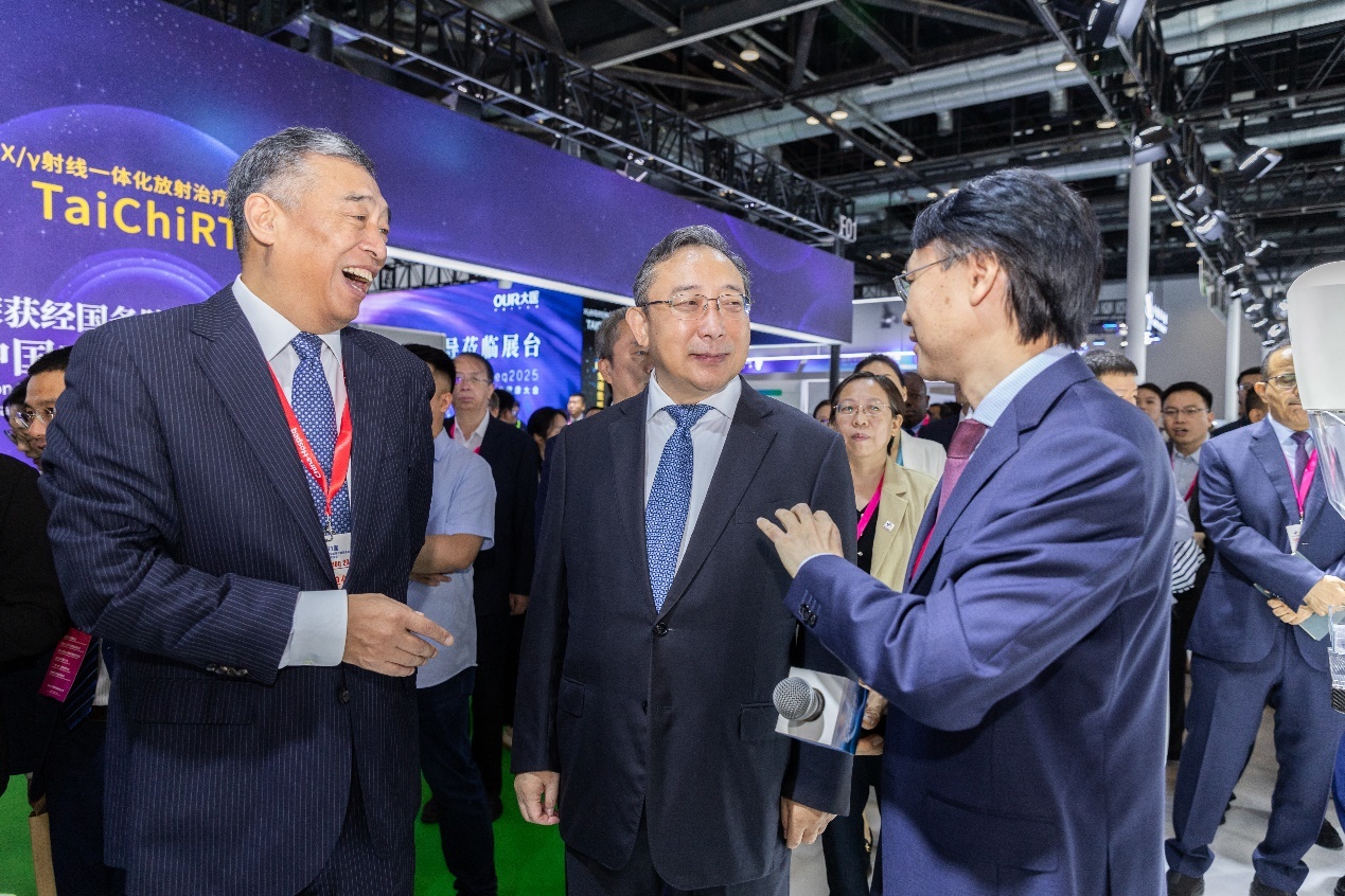 国家卫健委副主任曹雪涛、国家卫健委国际交流与合作中心主任高卫中以及各地方卫健委、医疗机构、非洲部分国家卫生部长和驻华大使等重要领导和专家莅临联影集团展台