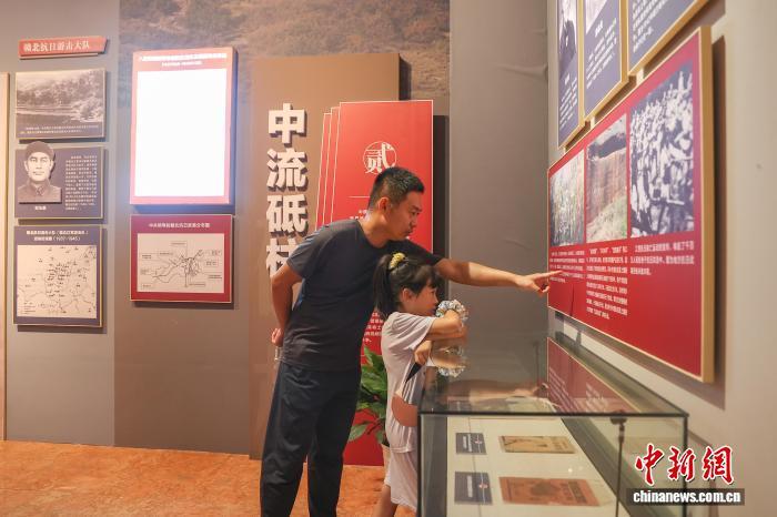 8月15日，江西南昌，民眾在南昌新四軍軍部舊址陳列館內參觀。中新社記者 劉力鑫 攝