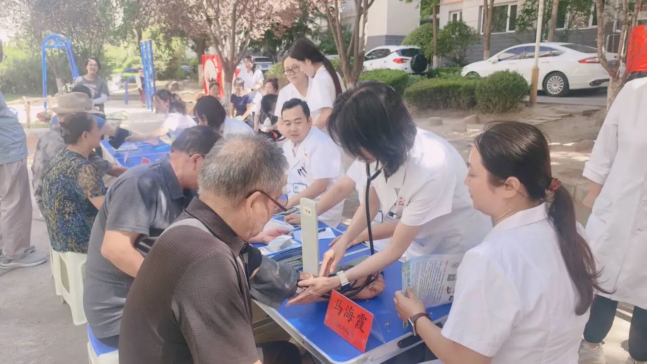 社区联合平凉市中医医院开展义诊活动3.jpg
