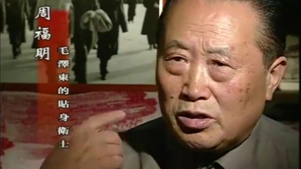 毛主席视察群众游行,卫士帮擦汗反被训斥:做事要多动脑子