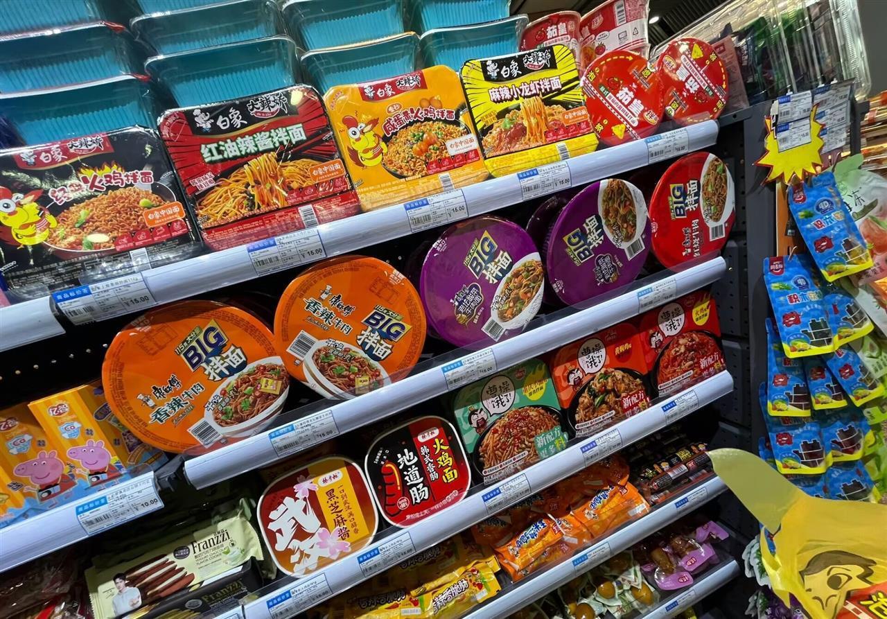 广州东站商店下架泡面 工作人员:仍有泡面售卖但不能在列车上吃