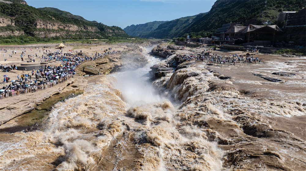 奔腾的黄河壶口瀑布吸引众多游客前来观赏。