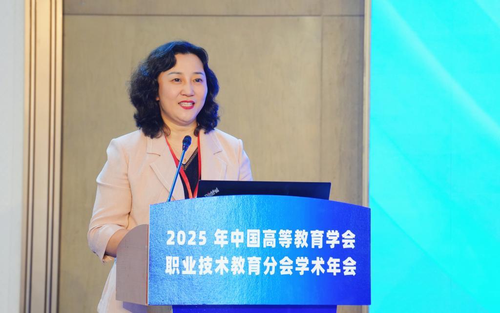 校党委副书记、校长夏新颜作专题报告