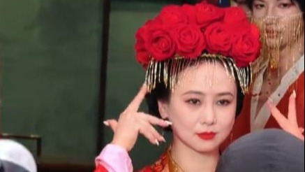 56岁翁虹景区跳舞内幕，日挣5万仍被朱茵吊打！分居丈夫携女赴美真相曝光封面图