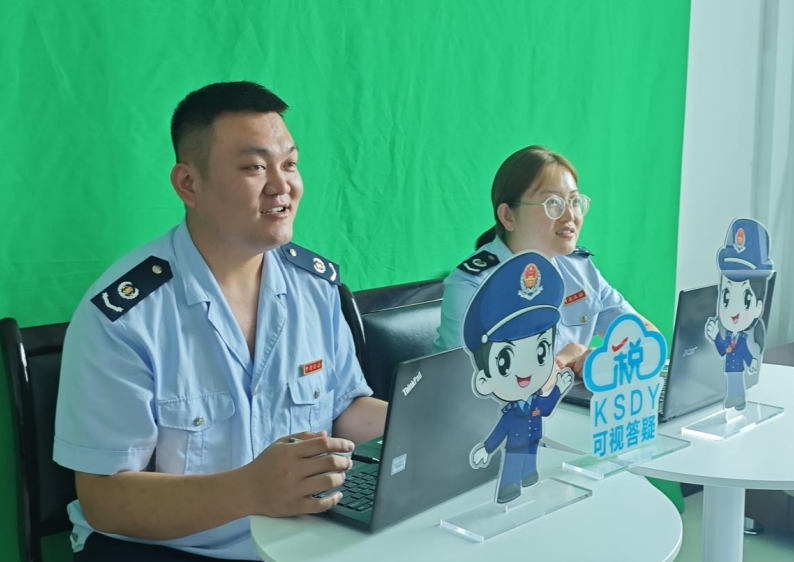 税务干部在“税云堂”直播间直播