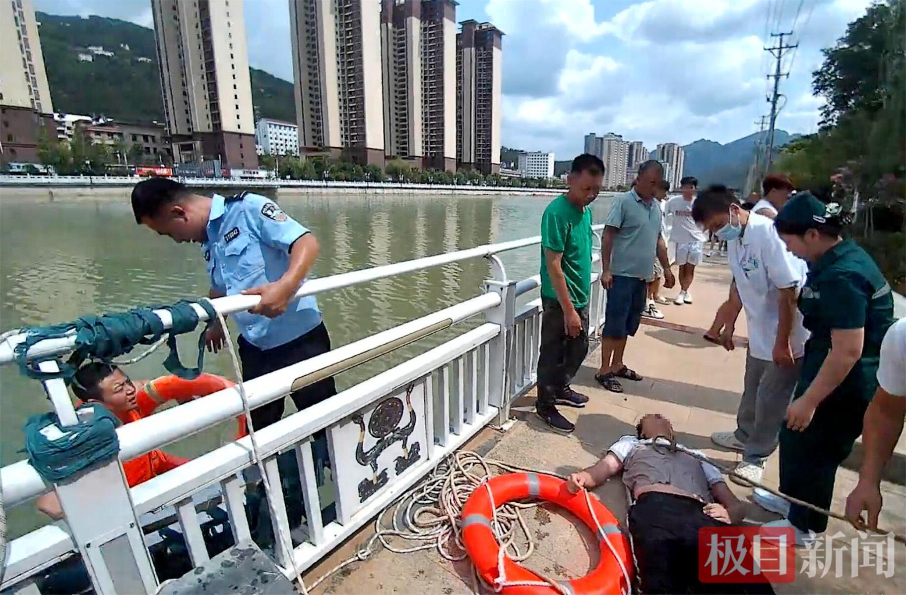 图1：落水男子被民警营救上岸.jpg