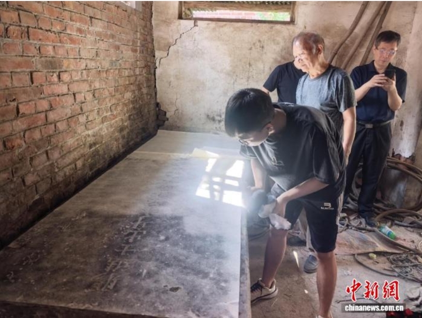 8月12日，曲周博物馆工作人员在清理石碑表面污垢。　刘昆 摄