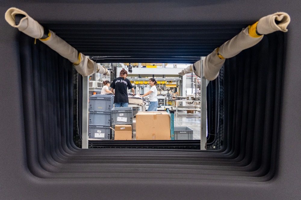 ▲拓普内饰车间,工人在进行生产作业。