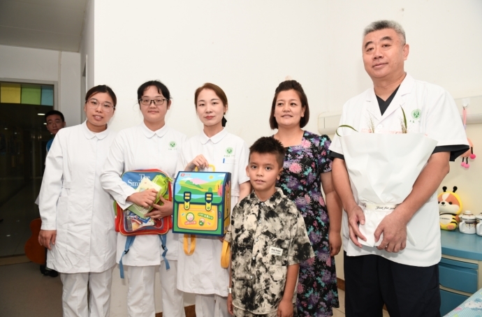 烧伤整形科医护将精心准备的礼物送给伊力亚斯