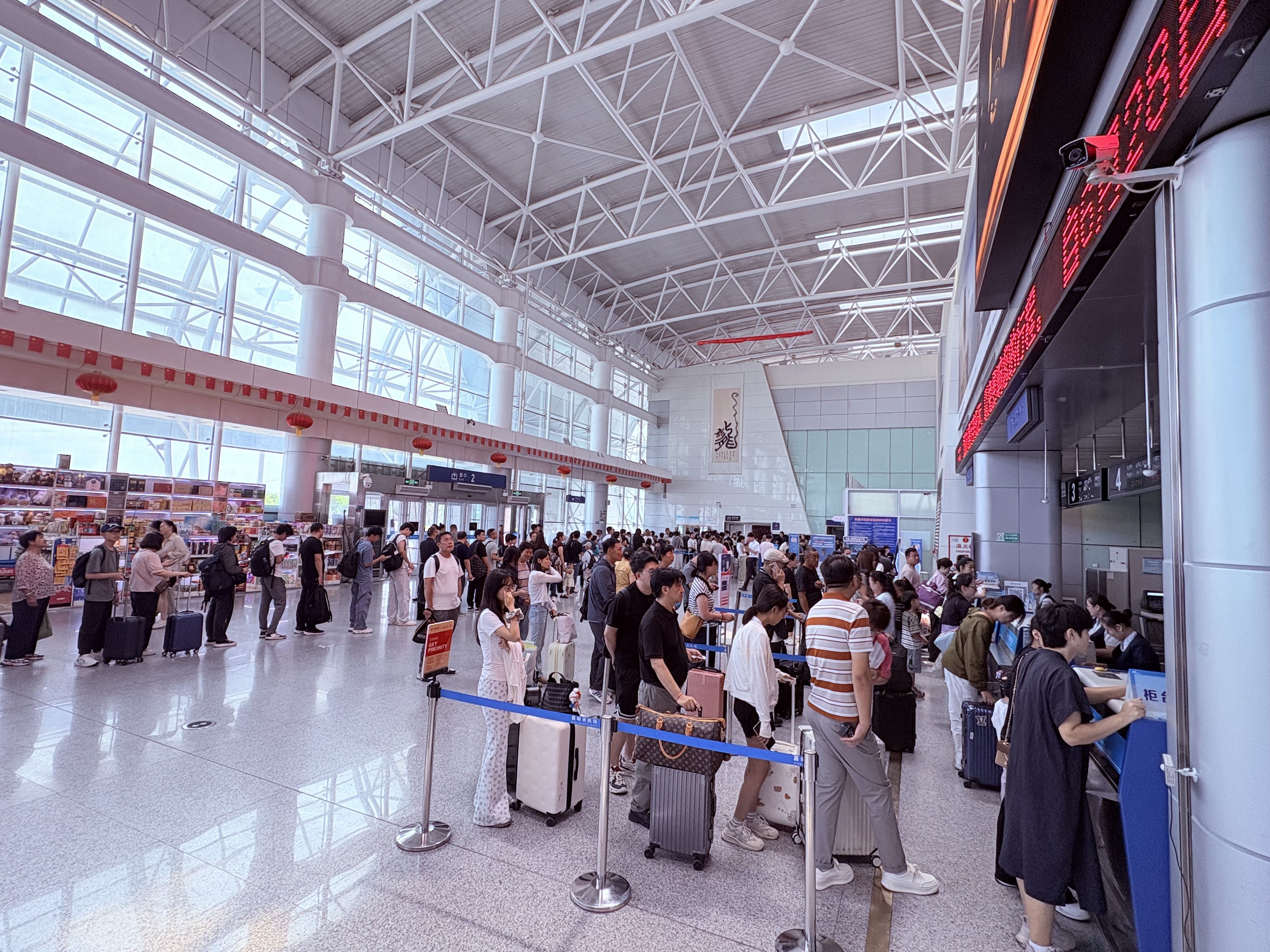 嘉峪关酒泉机场全力保障暑运出行高峰 王小龙 摄