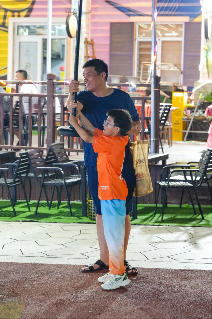 在青岛西海岸新区金沙滩啤酒城，体验一场亲子“慢”游记