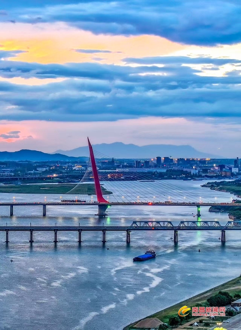 霞映赣鄱！南昌地标与庐山再同框（图）