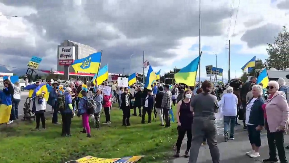 阿拉斯加挺乌团体举牌抗议