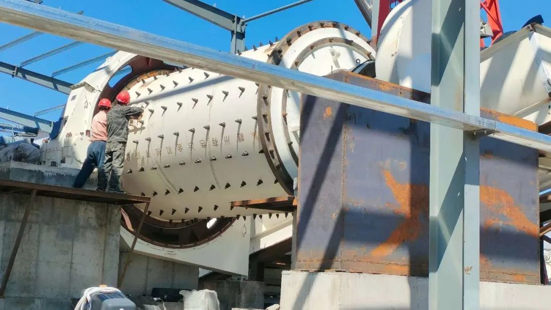 赣州有色冶金机械有限公司工人在蒙古国萤石矿项目安装设备