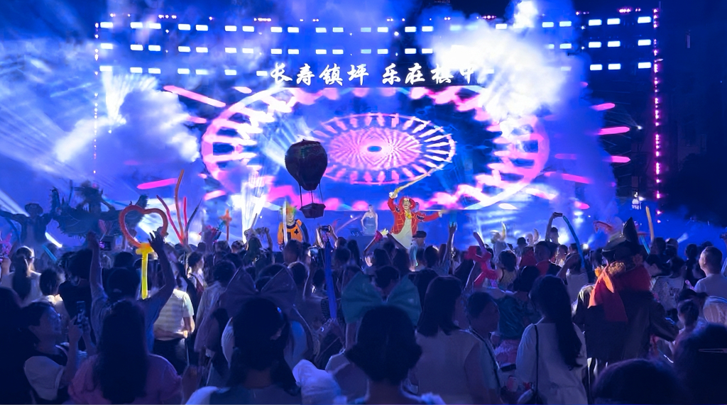 镇坪县举办巡游嘉年华活动吸引游客打卡。