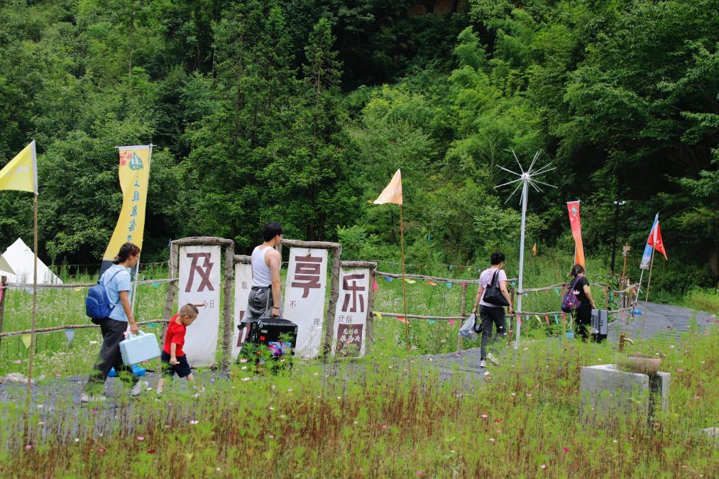 镇坪县成为越来越多游客向往的“诗和远方”。