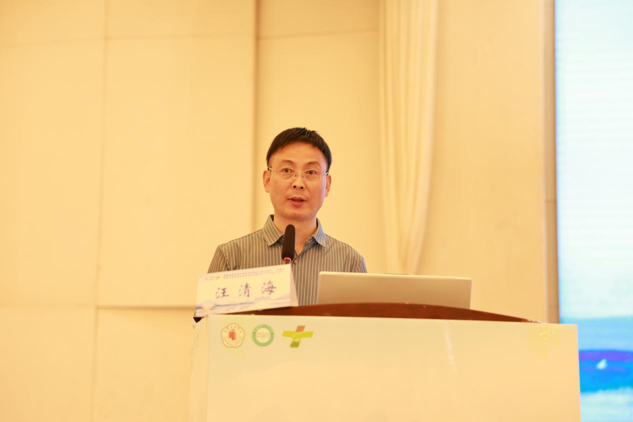 常德市第一人民医院感染科主任汪清海主持会议