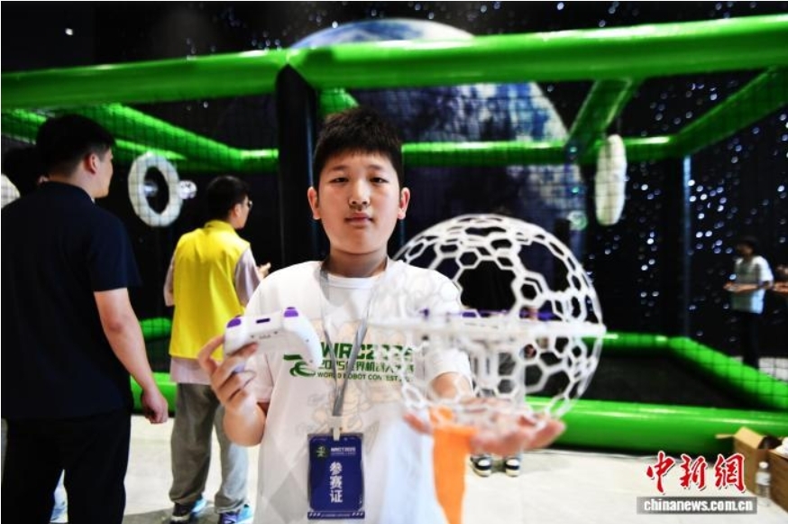 8月9日，石家庄市井陉县科技馆，一名球形无人机对抗赛参赛者准备竞赛。中新社记者 翟羽佳 摄