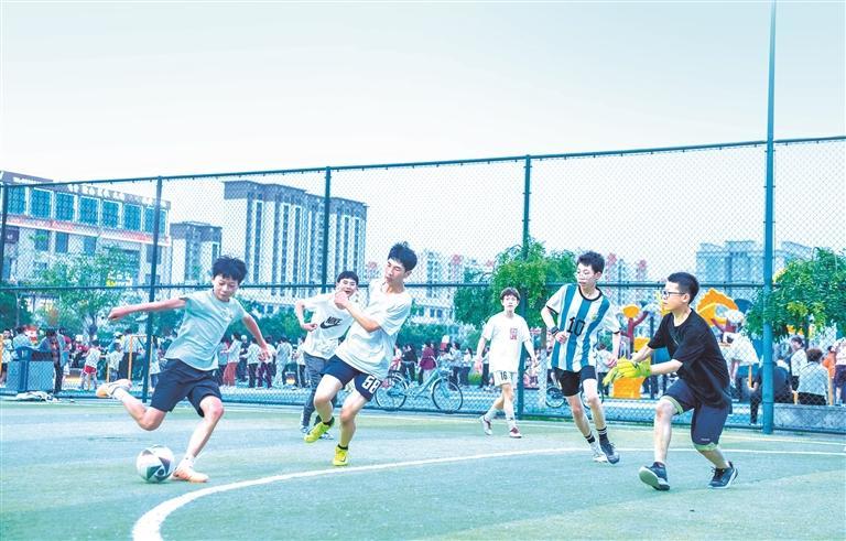 体育公园的绿茵场上少年们挥汗奔跑