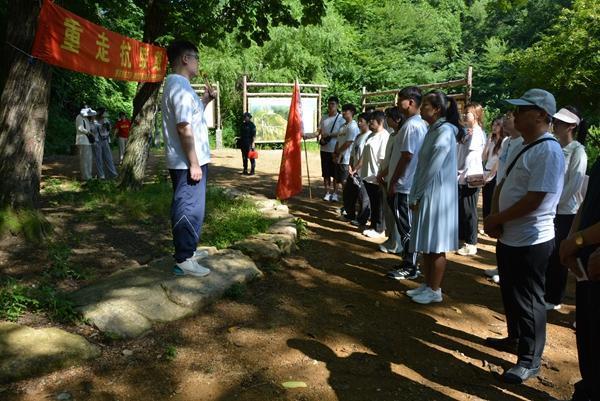 马铖明(左一)组织磐石籍“返家乡”大学生重走抗联路。受访者供图
