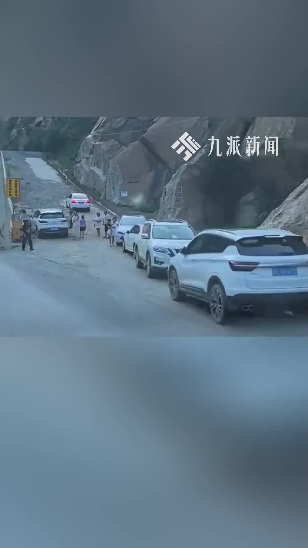 陕西242国道一避险车道停放多辆私家车，交警：每天巡查，未及时驶离扣9分罚200元