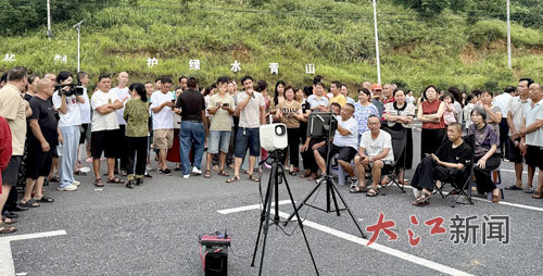 村民轮流唱歌。(邬娇 摄)