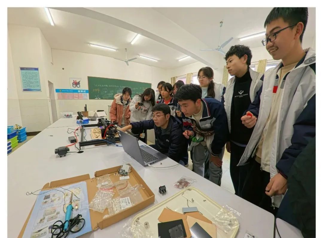 黎標老師在實驗室活動指導學生