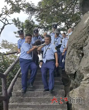 廬山市公安局機動隊、云中派出所民警等人員在抬運傷員。(受訪者供圖)