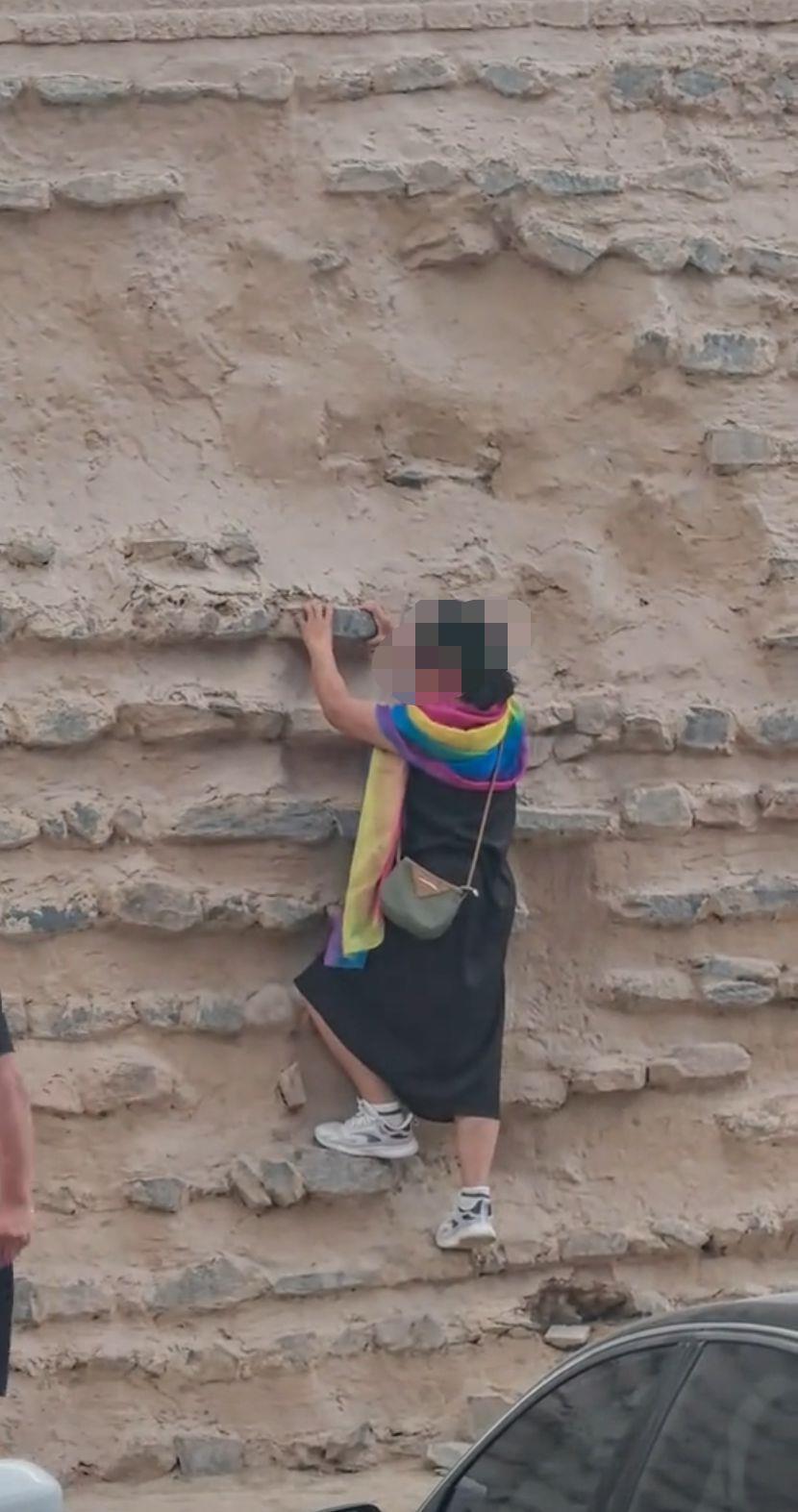 有游客徒手攀爬嘉峪关悬壁长城（来源：网络）