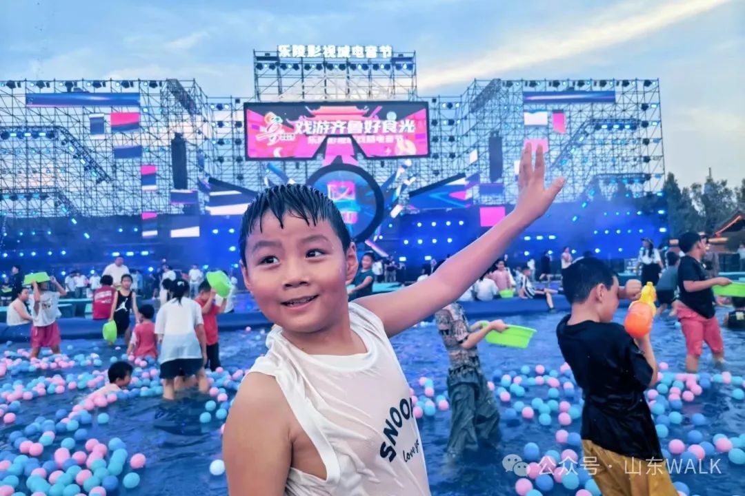 仅216天落地德州的“NPC”小镇，如何让游客留下来“演戏”？